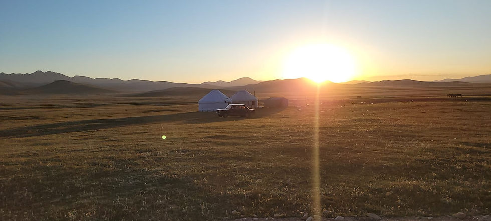 Le soleil se couche sur les premières yourtes du lac