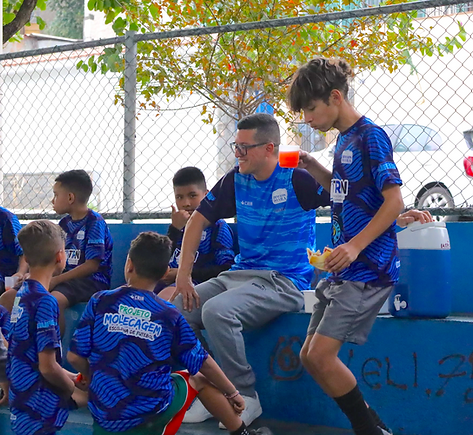 alunos do projeto social de esporte em momento de descontração e conversas na quadra