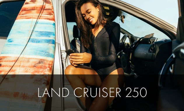 クラフトマンのカスタムパーツでカスタムしたランドクルーザー250の写真を確認する様子