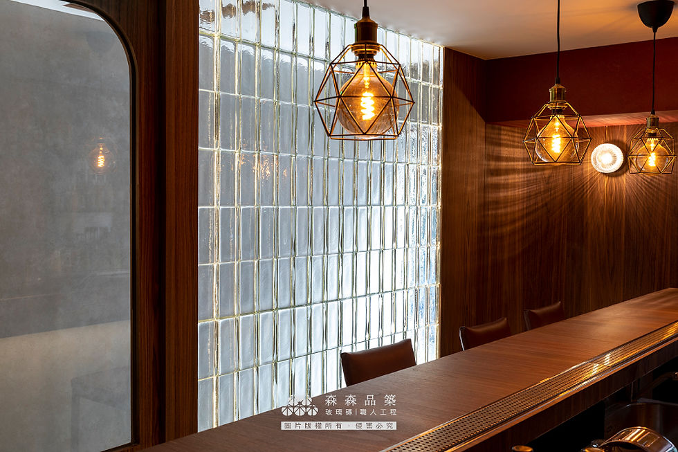 水波光實心玻璃磚膠築工法，以立砌規劃設計，展現出理性且沉穩氛圍。通透特性能夠讓室內呈現出開闊的效果，降低壓迫感。