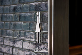 玻璃磚上僅需搭配簡單的標示，讓極簡設計感倍增。台中涮屋馬惠中店廁所隔間牆設計案_森森玻璃磚