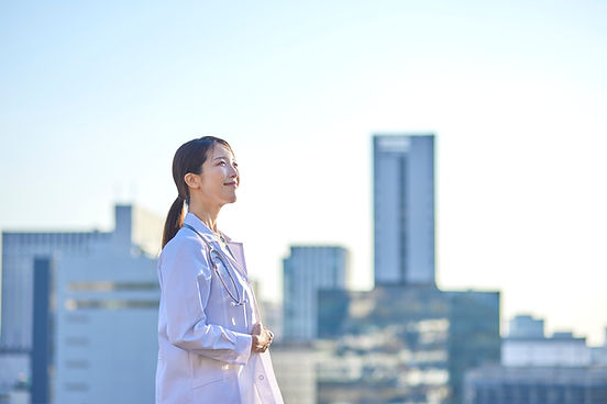 笑顔で見上げる女性医師