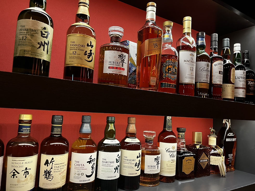 西中洲のバーCameliaのウイスキーと焼酎のボトル棚