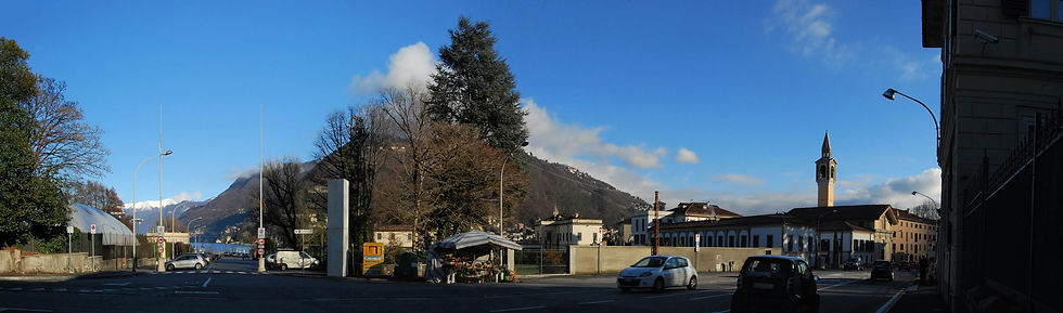 Via Borgovico, a destra la Casa della Giovane, a sinistra l'ingresso del parco di Villa Olmo