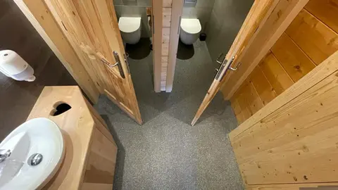 Steinteppich, WC-Anlagen