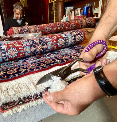 processo di taglio delle frange tappeto persiano durante il restauro