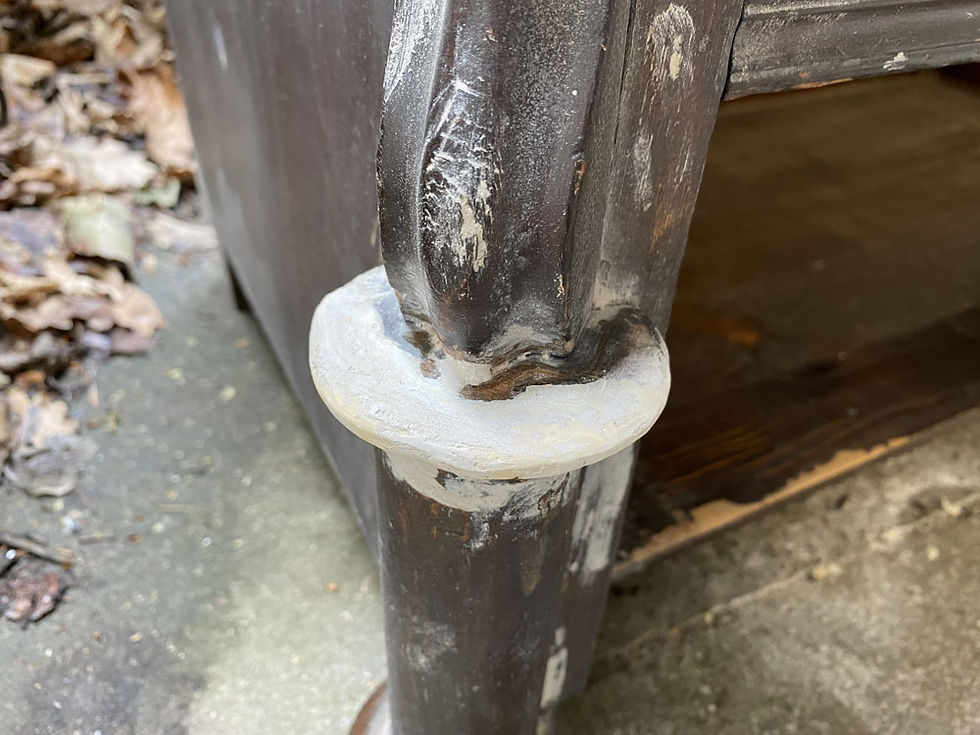 Ornamente an alten Möbeln nachbilden und reparieren