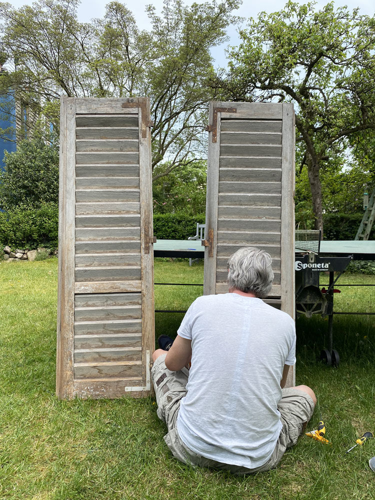 Fensterläden vom Sperrmüll abschleifen