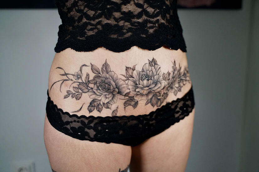 Blommig C-section ärr täckande tatuering av Rowel Ink i Stockholm. Blomtatuering som täcker kejsarsnittsärr, gjort av Rowel Ink i Stockholm.