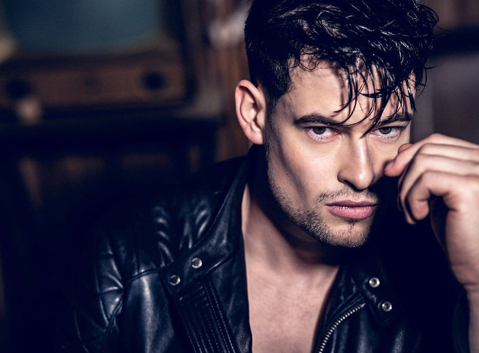 Sexy Portrait eines jungen Mannes mit nassen Haaren