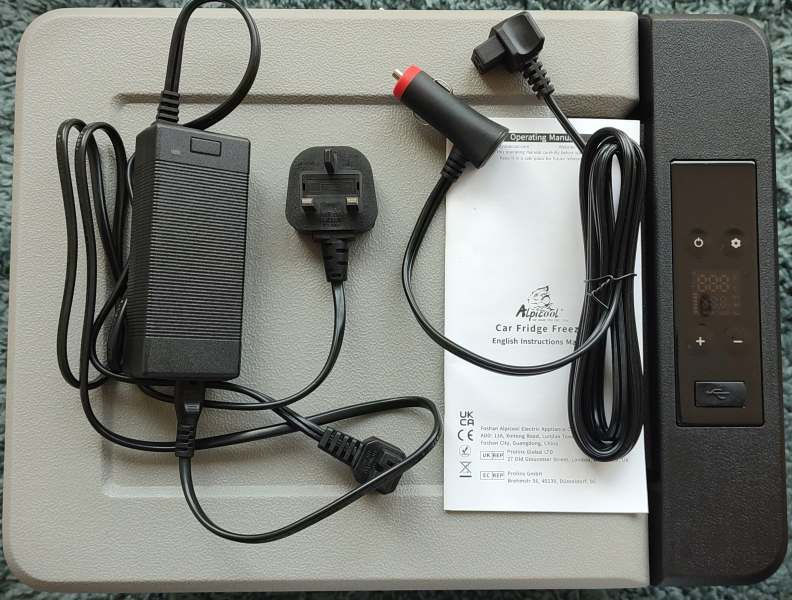 Alpicool C9 9L and its included power cables