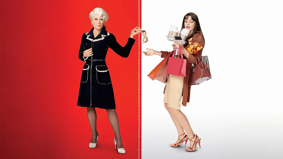 Duas mulheres posam em fundo vermelho e branco, cercadas de sacolas e copos, em cena de compras fashion.