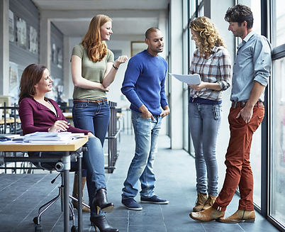 Diskussion im Büroteam