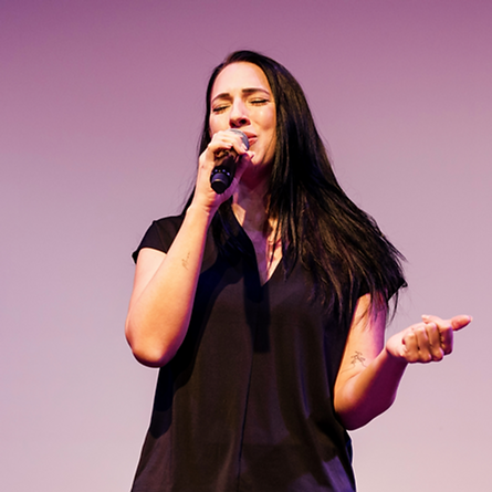 Caroline Kreutzberger singt einen emotionalen Song bei einem Firmenevent