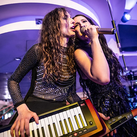 Caroline Kreutzberger & Julia Radschiner performen gemeinsam auf der Bühne