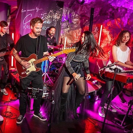 Caroline Kreutzberger und ihre Band performen Live Musik im Vienna Marriott Hotel