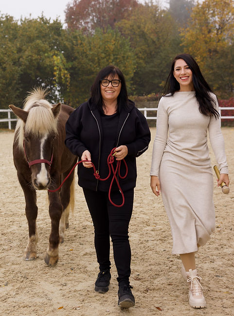 Caroline Kreutzberger und Christine Wenger beim pferdegestütztem Coaching