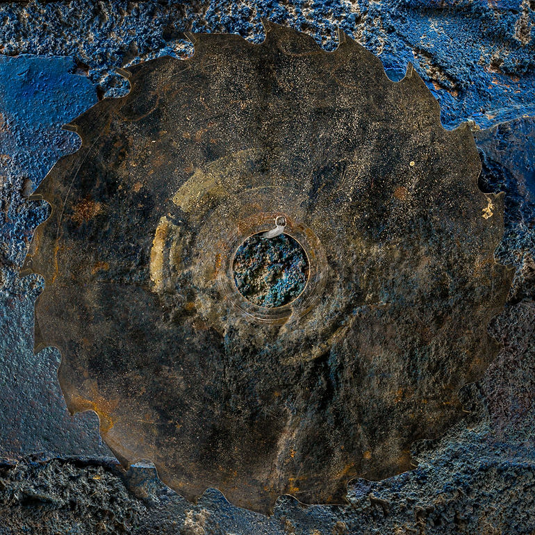 Circular saw blade, Vaarin verstaalla, grandpa's workshop, lightpainting, photography, long exposure, still life, old tools, materials, structures