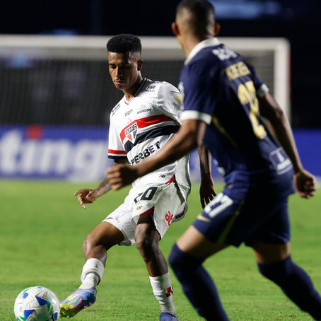 Marcos Antônio fazendo passe