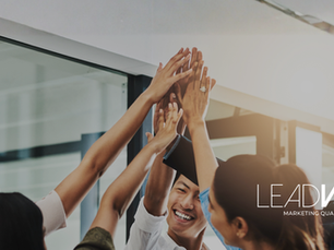 equipe feliz tendo tempo de qualidade