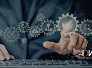 Pessoa em ambiente corporativo operando sistema de automação representado por engrenagens digitais e ícones de processos, com o logotipo da Leadway Marketing Qualify Leads em destaque.