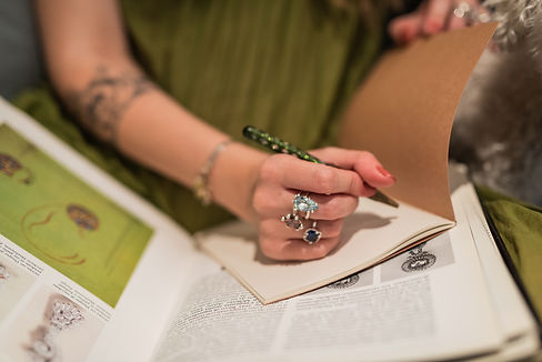 Quando progettiamo un gioielli ogni scelta è pesata, dai materiali, alle pietre alla scelta del packaging vegano