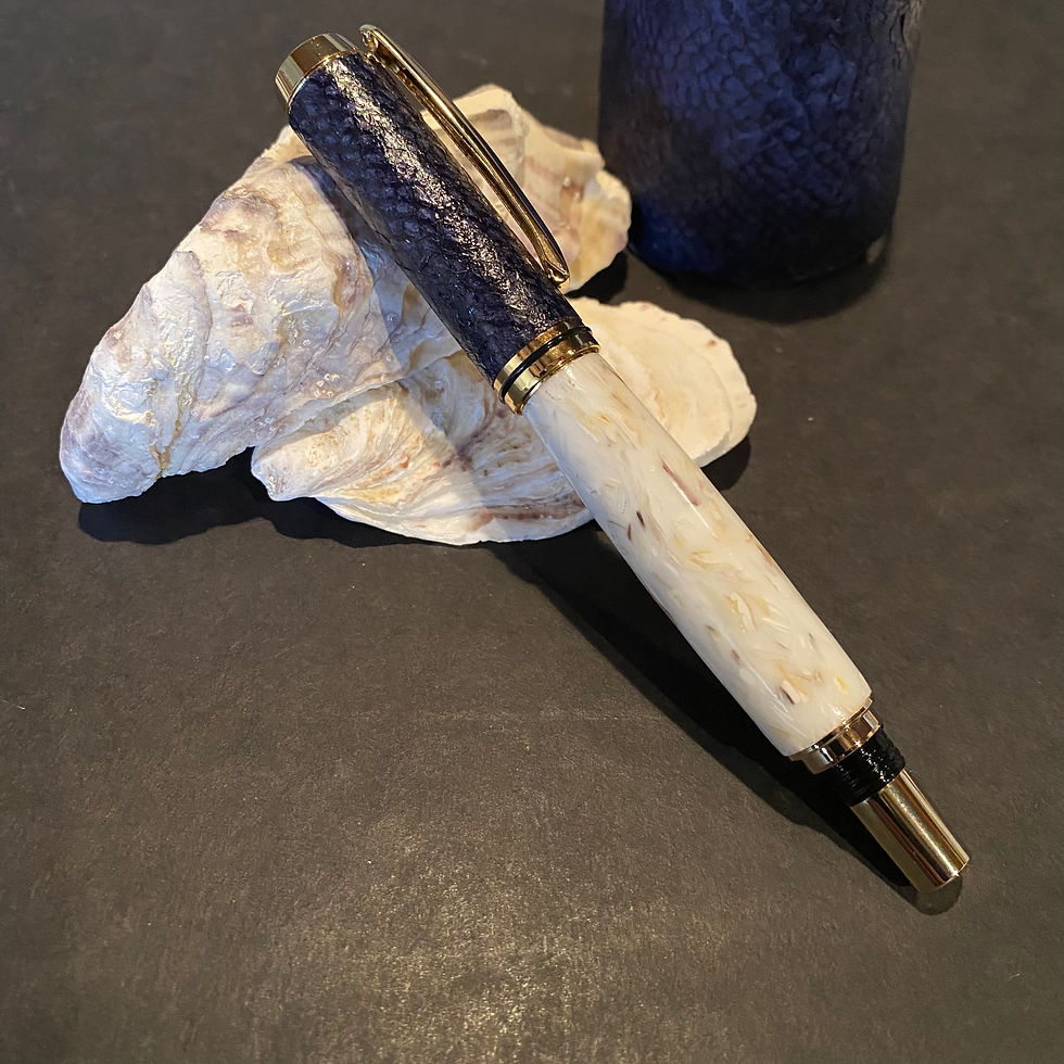 Stylo en coquilles d'huître et cuir de poisson