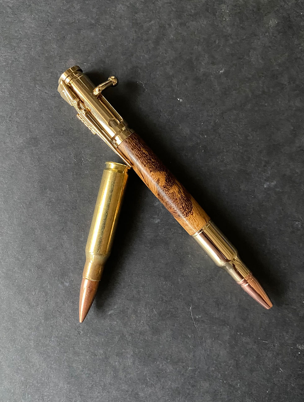 Stylo parker bois de serpent colt plaqué or.