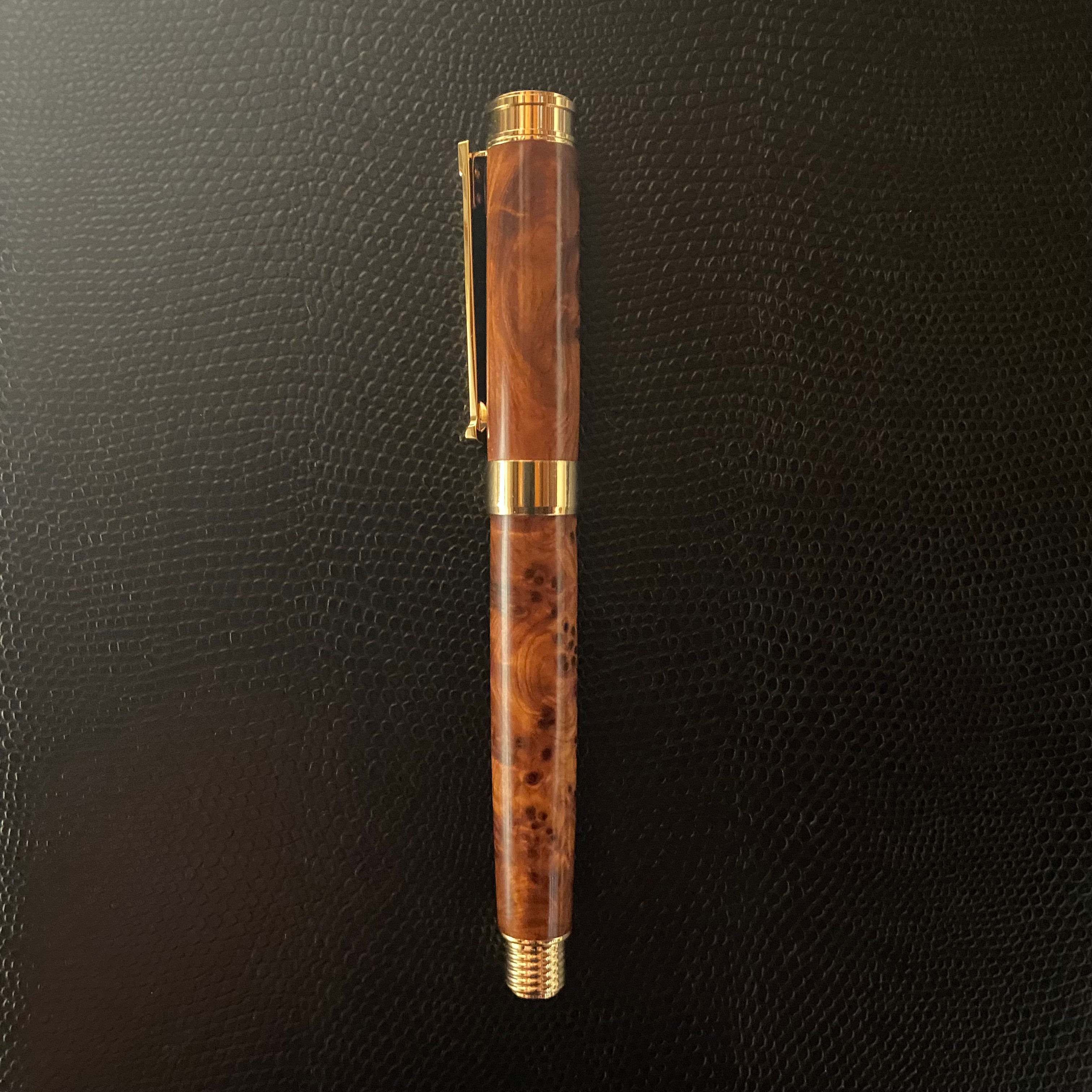 Stylo plume en loupe de thuya
