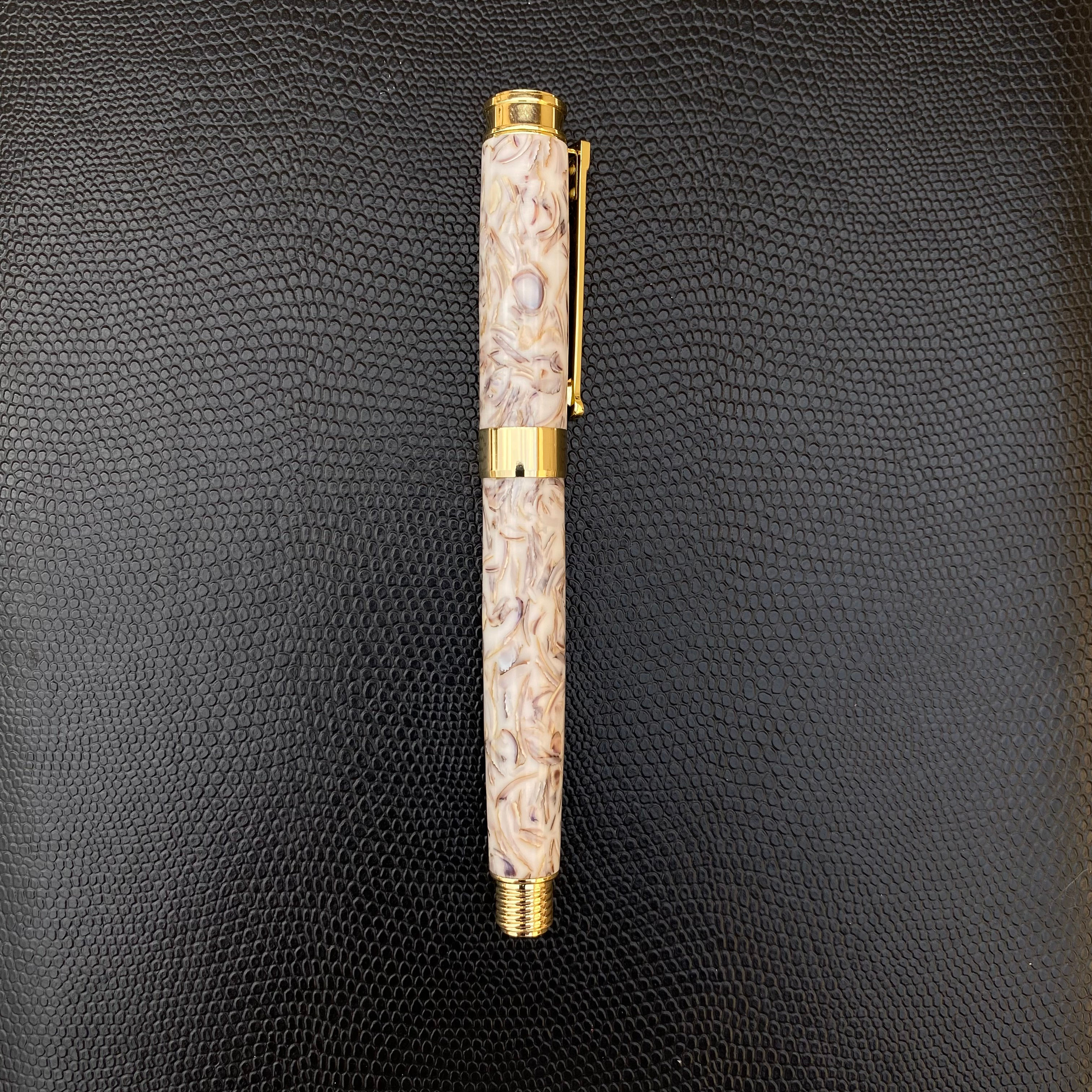 Stylo roller en coquillages
