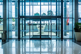 glass-automatic-sliding-doors-entrance-into-shopping-mall-picture-id993595676.jpg