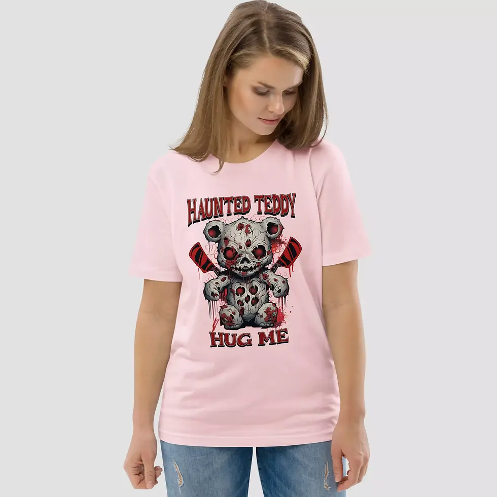 Miniature : T-shirt peluche horreur Halloween unisexe. Modèle rose revêtu par une femme. Dessin imprimé sur un coton bio certifié.