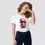 Miniature : T-shirt champignon magic blanc. Haut unisexe porté par une femme. Un design exclusif sur un coton bio certifié et ultra doux.