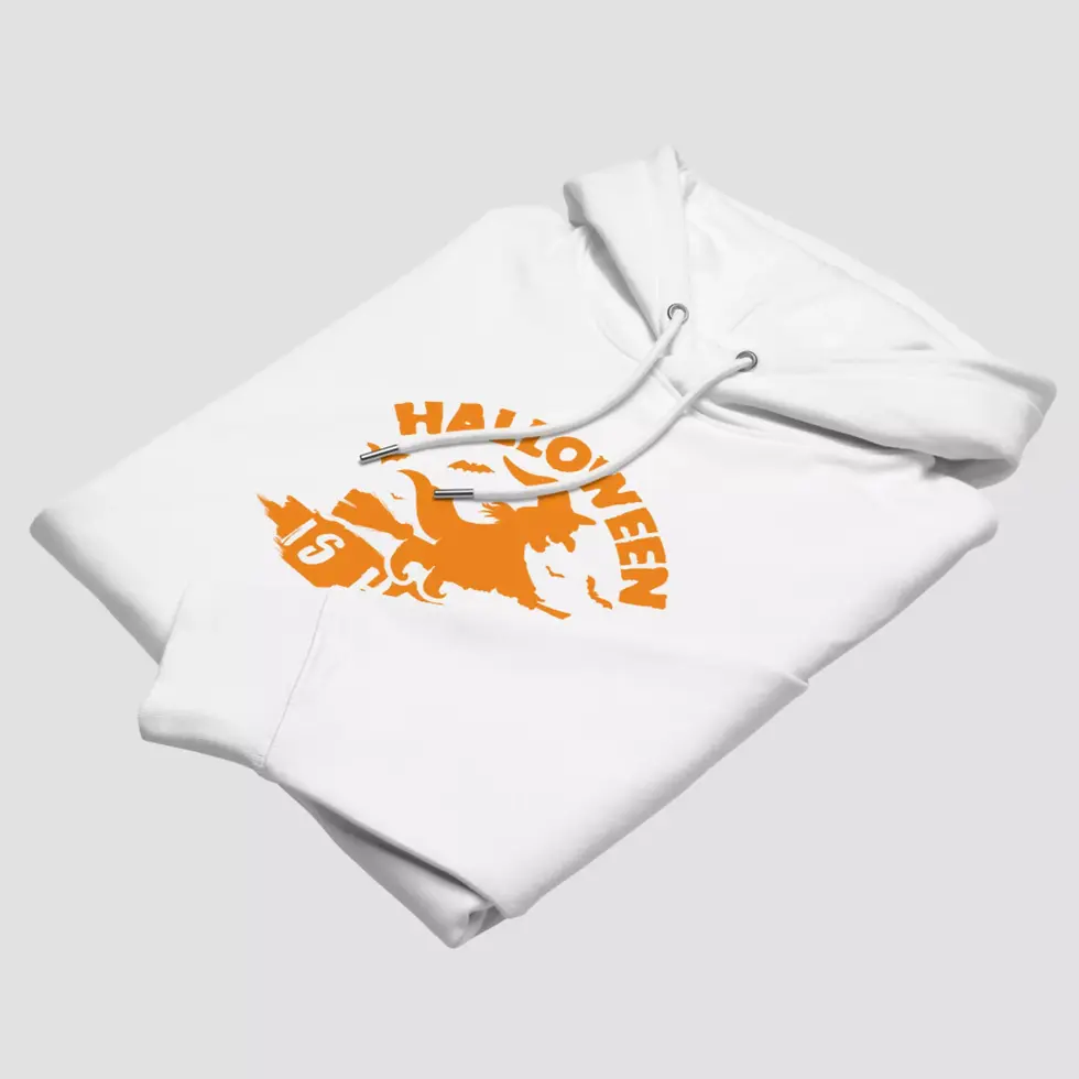 Miniature : Sweat à capuche sorcière is here Halloween bio. Haut blanc plié pour voir la qualité du design et du tissu en coton bio.