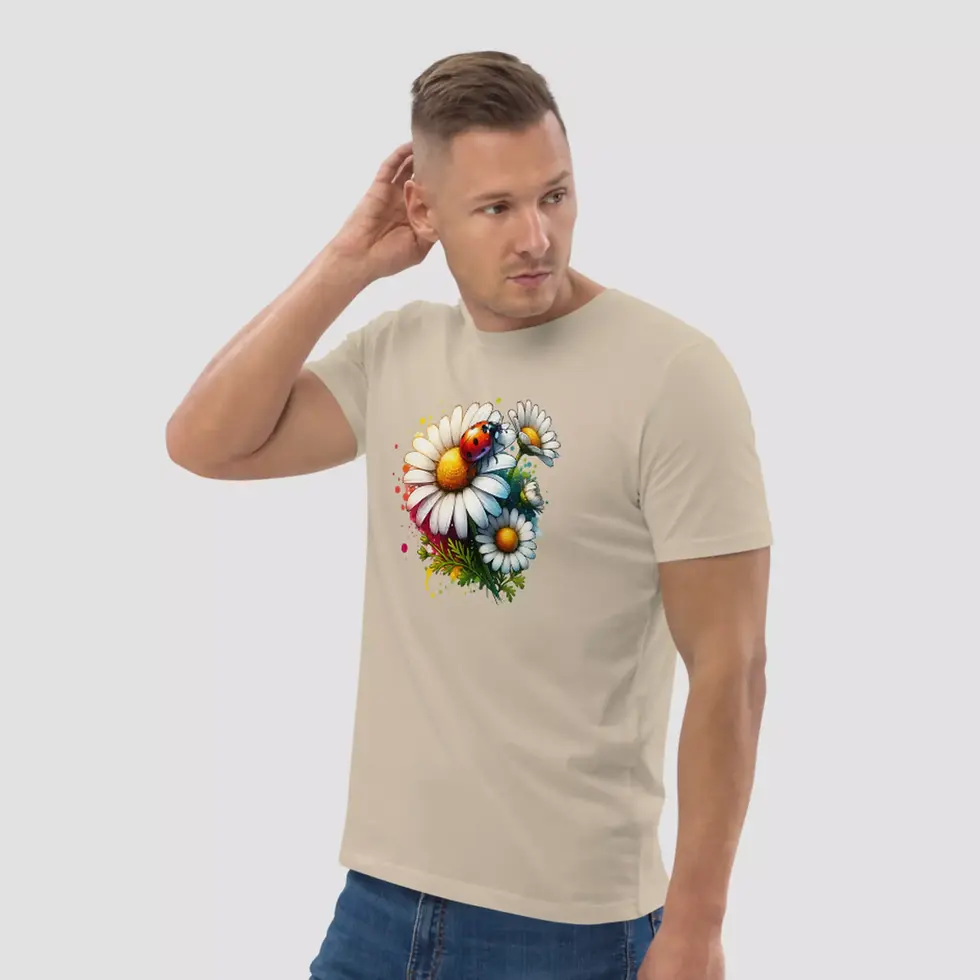 Miniature : T-shirt coccinelle unisexe. Haut de couleur sable porté par un homme. Le design floral est sur un coton bio certifié.
