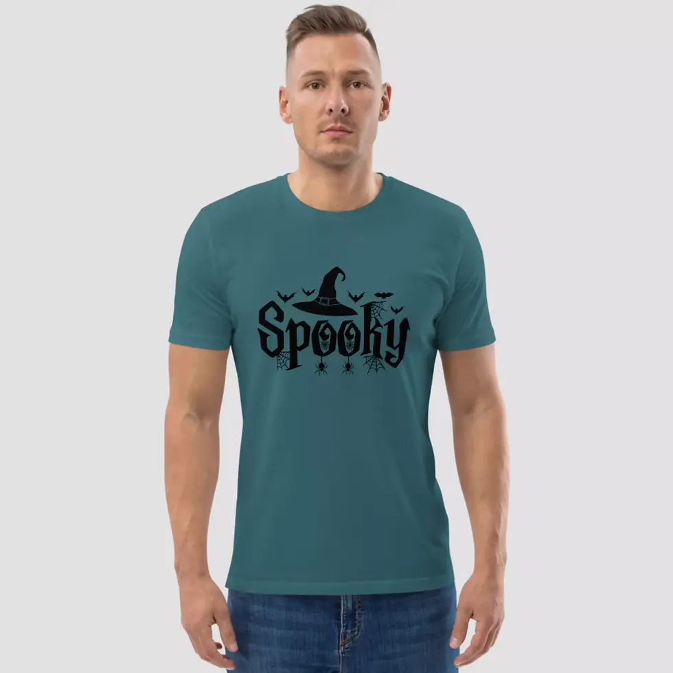 Miniature : T-shirt spooky Halloween couleur cyan. Haut unisexe porté par un mannequin masculin. Le dessin est imprimé sur un coton bio.