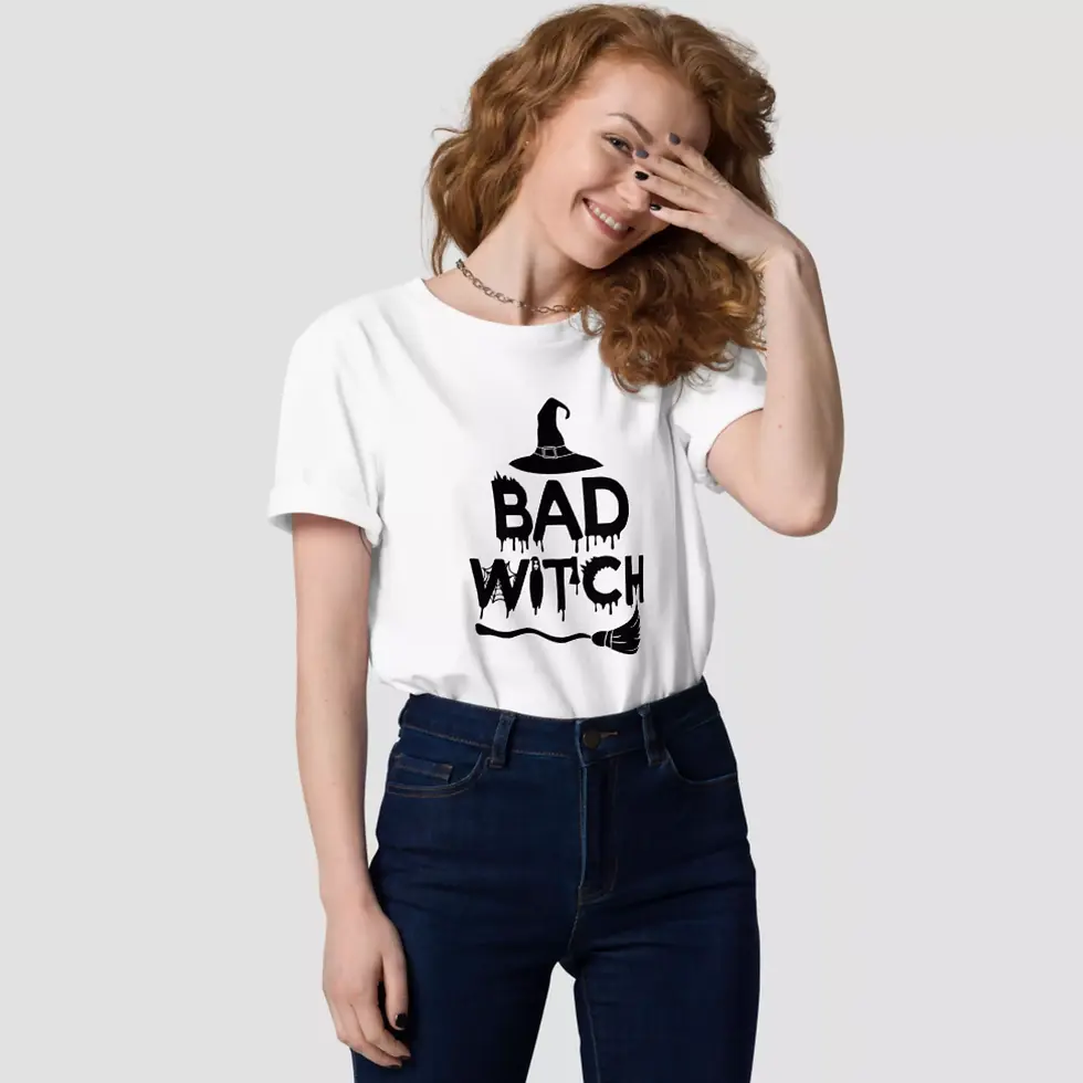 T-shirt bad witch Halloween couleur blanc. Le haut unisexe est porté par une femme. Le design est imprimé sur un coton bio.