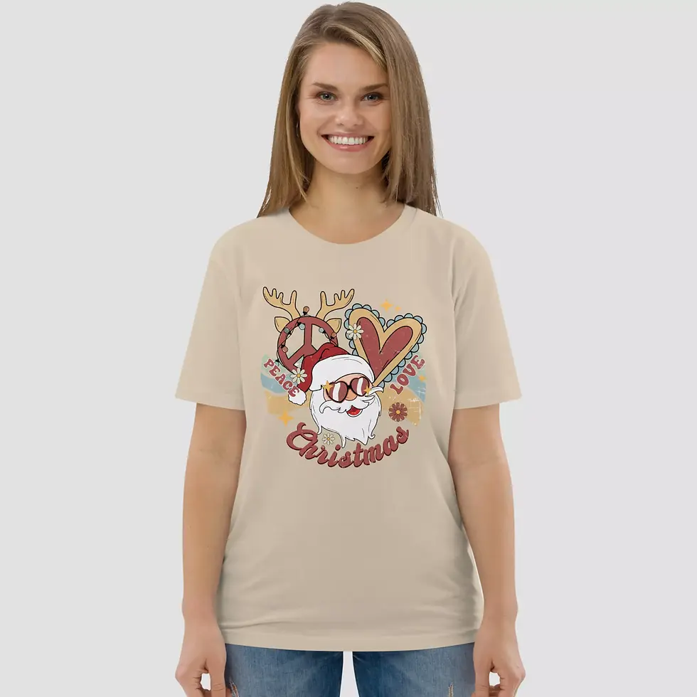Miniature : T-shirt peace love Noël. Un haut unisexe couleur sable, revêtu par une femme. Design imprimé sur un coton bio respirant.