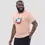 Miniature : T-shirt raie manta unisexe. Un haut de couleur peche enfilé par un homme. Ce motif est imprimé sur un coton bio certifié.