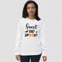 Miniature : Sweat sweet spooky halloween blanc. Haut unisexe porté par une femme. Design imprimé sur un coton bio & polyester recyclé.