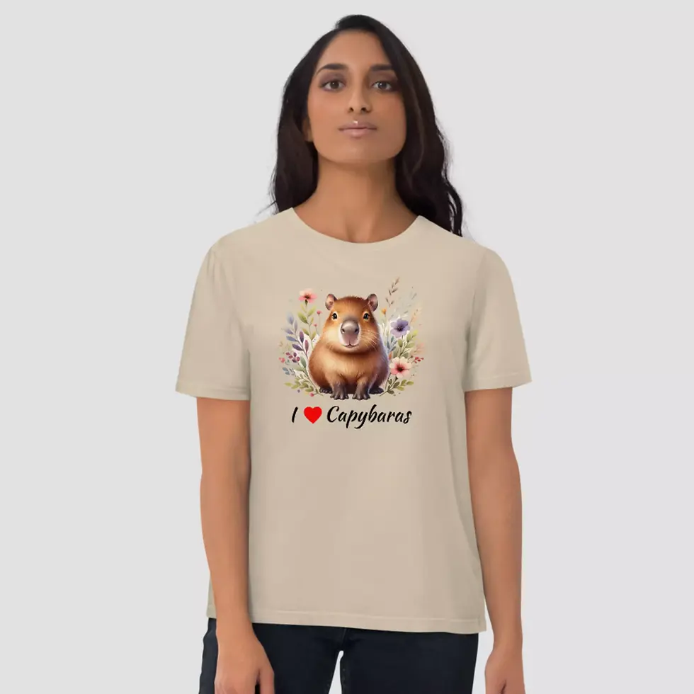 Miniature : T-shirt capybara unisexe. Un haut de couleur sable revêtu par une femme. Un imprimé réalisé sur un coton bio ultra doux.