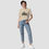 Miniature : Une femme avec un t-shirt beige avec un imprimé spooky, sorcière, araignée, vampire, chapeau pour Halloween.