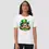 Miniature : T-shirt leprechaun sloth St-Patrick unisexe blanc. Modèle en coton bio porté par une femme. Motif exclusif pour le 17 mars.