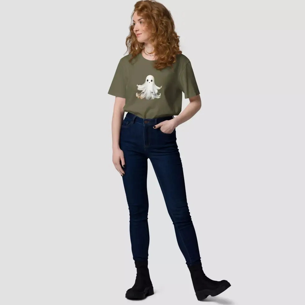 Miniature : T-shirt fantôme Halloween couleur kaki. Un modèle unisexe enfilé par une femme. Le design est imprimé sur un coton bio.