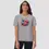 Miniature : T-shirt fleur pivoine en coton bio gris. Ce haut unisexe est porté par une femme mannequin. Un style décontracté et élégant.