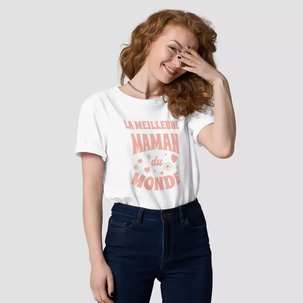 Miniature : T-shirt fête des mères blanc. Un haut unisexe porté par une femme. Le design unique est imprimé sur un coton bio ultra doux.