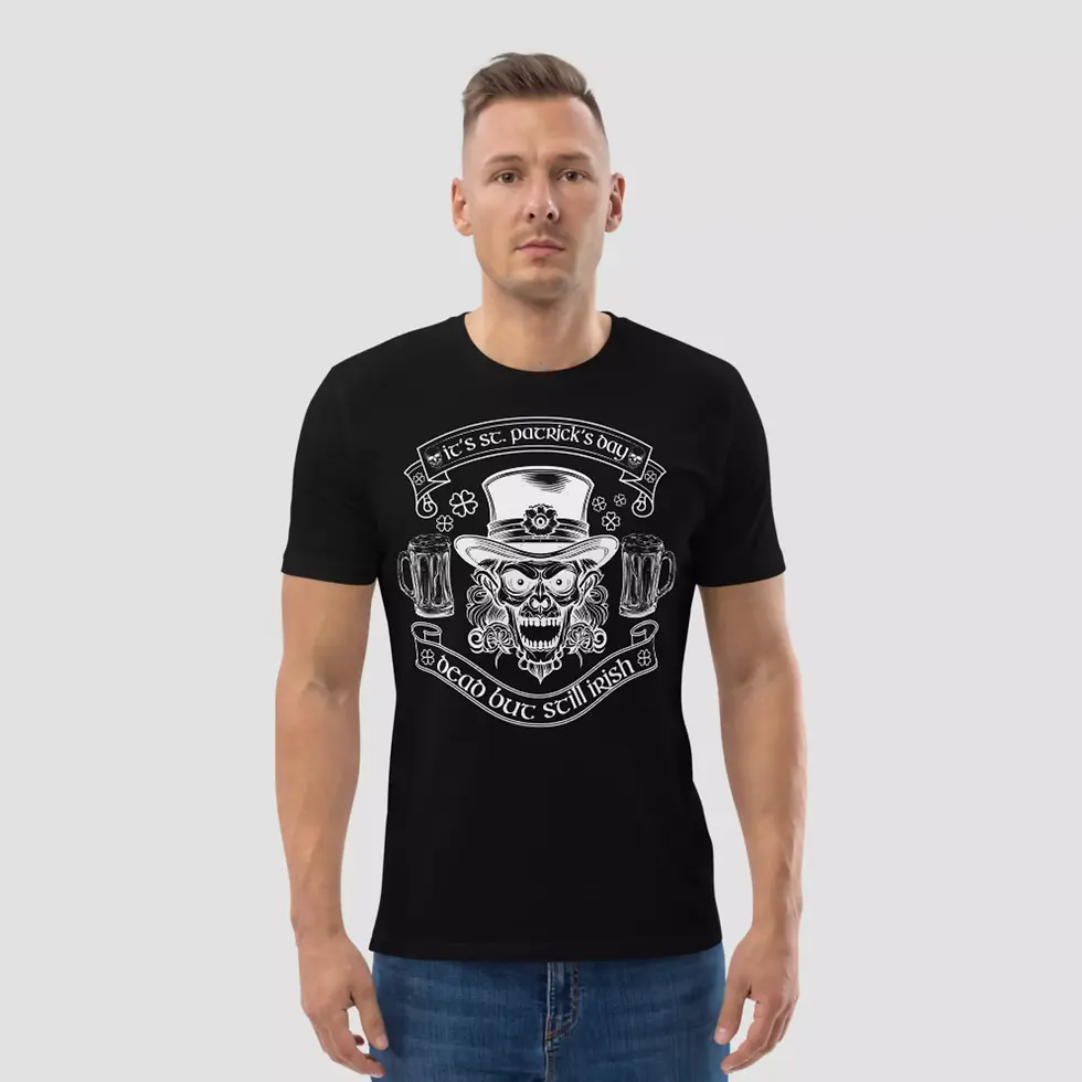 T-shirt zombie Saint-Patrick mixte en coton bio noir. Look branché démontré par un mannequin homme. Parfait pour le 17 mars.