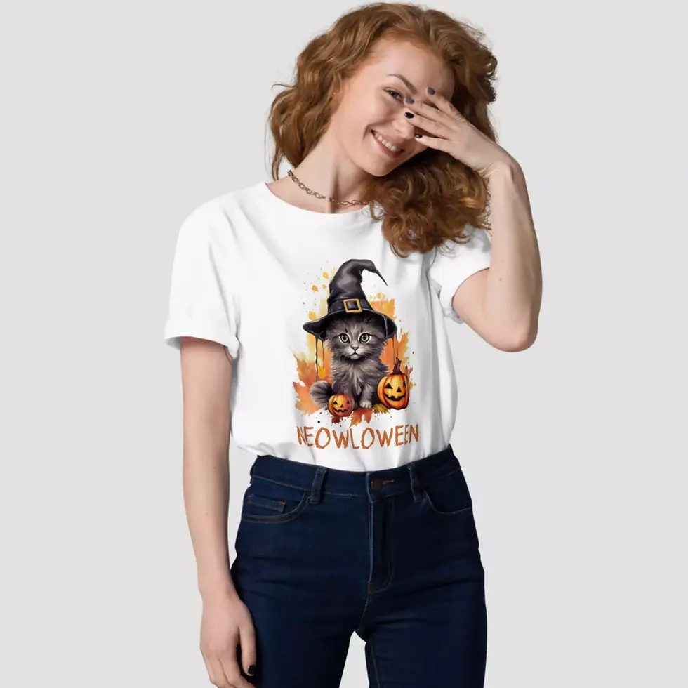 T-shirt chaton sortilège Halloween couleur blanc. Modèle unisexe porté par une femme. Le design est imprimé sur un coton bio.