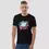 Miniature : T-shirt raie manta noir. Un modèle unisexe porté par un homme. Un design exclusif imprimé sur un coton bio doux et respirant.
