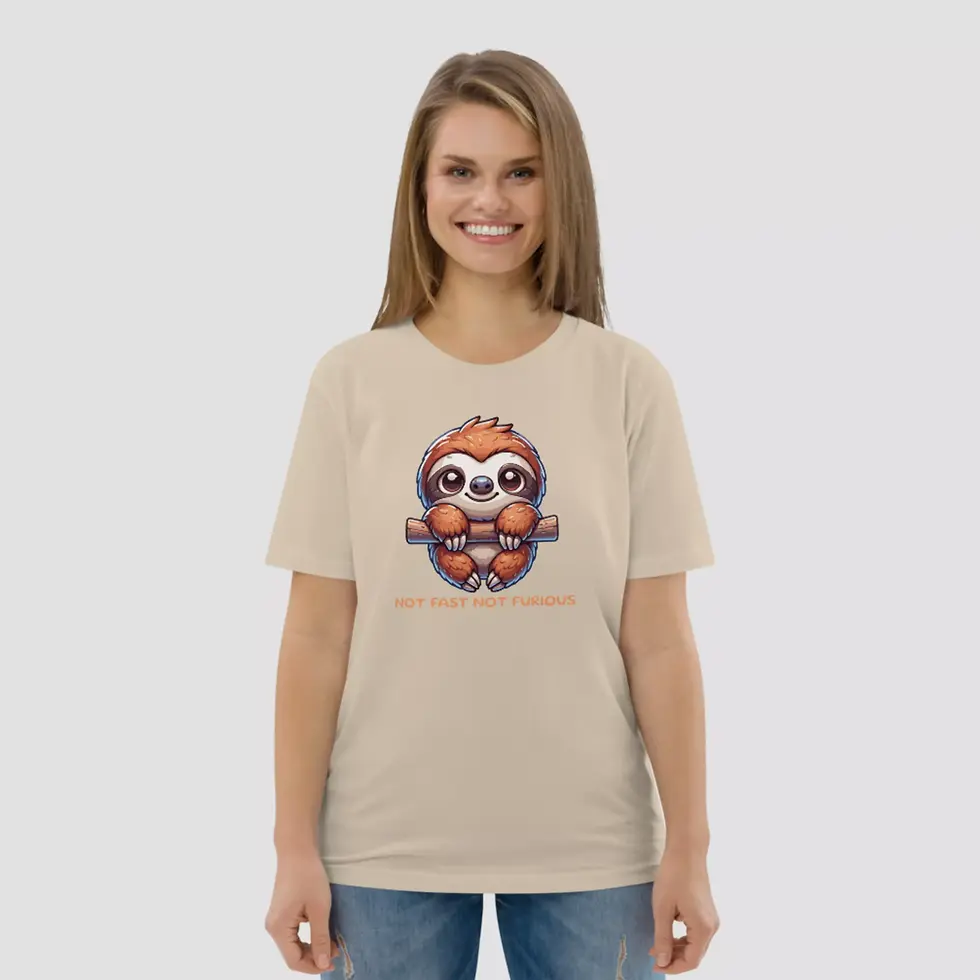 Miniature : T-shirt paresseux kawaii unisexe. Un haut de couleur sable porté par une femme. Impression faite sur un coton bio ultra doux.